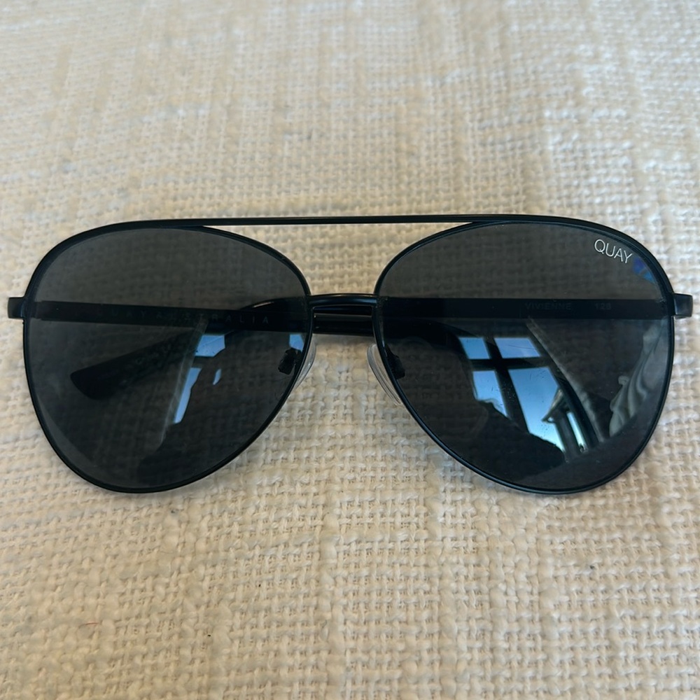 Quay Vivienne style sunglasses. Black excellent condition.